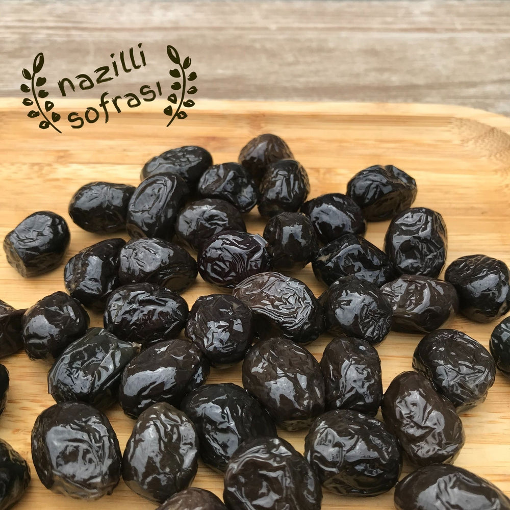 Nazilli Sofrası Salamura Siyah Zeytin yakın çekim görseli